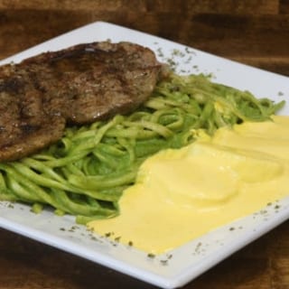 Tallarin Verde con Carne Asada y Papa la Huancaina