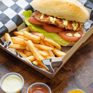 Qata Broaster Sandwich + 2 Sauces